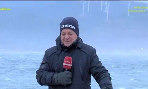 Ρεπόρτερ του Mega πάλεψε, σε ζωντανή σύνδεση, με τους ανέμους! Δεν μπορούσε σταθεί όρθιος!