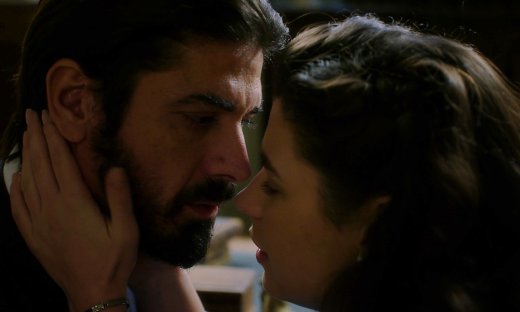 Άγιος έρωτας: Χλόη και πατήρ Νικόλαος παραδίνονται στο πάθος τους