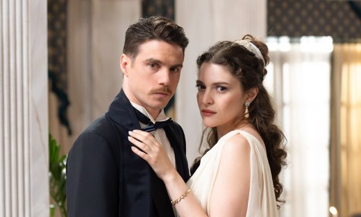 Grand Hotel: Ο Πέτρος πιάνει στα πράσα Αλίκη και Άρη να φιλιούνται