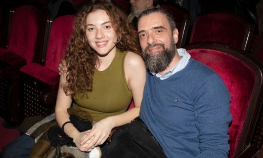 Σωτήρης Τσαφούλιας: Η σπάνια δημόσια εμφάνιση με την κόρη του, Δέσποινα σε θεατρική πρεμιέρα