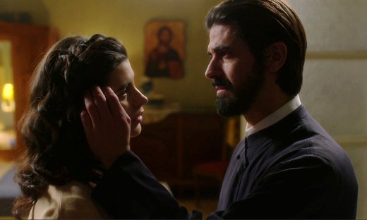 Άγιος έρωτας: Χλόη και Νικόλαος φιλιούνται με πάθος