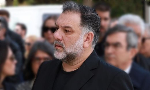 Αναστάσης Αρναούτογλου: Ο γιος του Γρηγόρη, μαζί με τη μητέρα του στην κηδεία της γιαγιάς του