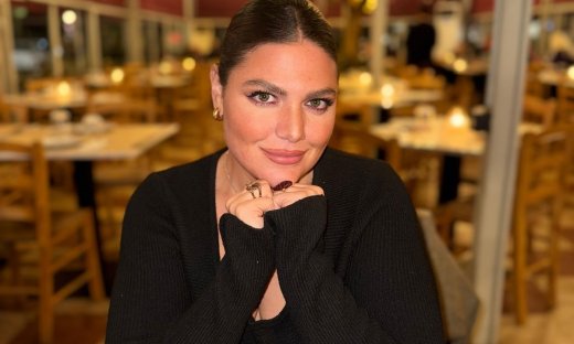 Μια από εμάς η Δανάη Μπάρκα ποζάρει με το «outfit της ντροπής»