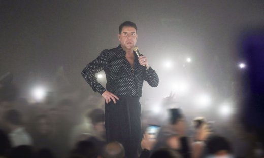 Σε πλατεία της Πολωνίας ο κόσμος ακούει στη διαπασών Μαζωνάκη και χορεύει ξέφρενα!