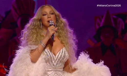 Μαράια Κάρεϊ: Με κοσμήματα 306 καρατίων στην τελετή έναρξης των Χειμερινών Ολυμπιακών Αγώνων