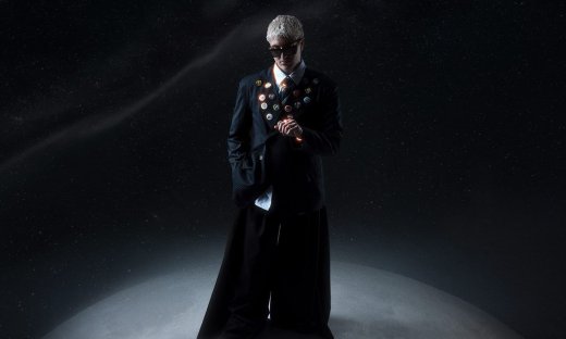 Ο good job Nicky κυκλοφορεί επίσημα το viral “Dark side of the moon”