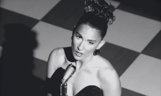 Evangelia: Σπάει πιάτα, χορεύει συρτάκι και απογειώνει το music video του “Parea”