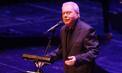 Μανώλης Μητσιάς: Η πορεία μακριά από τον «θόρυβο» της επιτυχίας αλλά «μέσα» στην ουσία της τέχνης