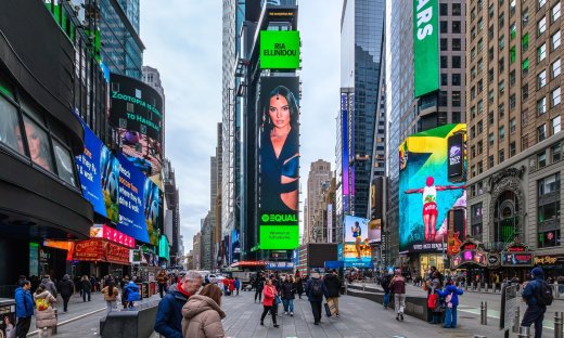 Ρία Ελληνίδου: Φιγουράρει στην Times Square με τη νέα της επιτυχία «Εξηγήστε Μου»