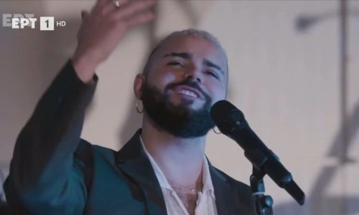 Ο Akylas τραγουδά με την ορχήστρα σύγχρονης μουσικής της ΕΡΤ