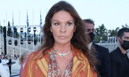 Βάνα Μπάρμπα: Στιγμές χαλάρωσης με σπράπλες μαγιό και καπέλο, πριν τη μεγάλη τηλεοπτική επιστροφή