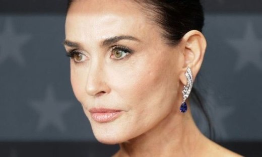 Η μεγάλη αλλαγή της Ντέμι Μουρ - Το τολμηρό καρέ και το leather look στο σόου Gucci