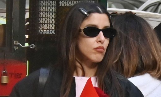 Μαρίνα Σάττι: Μοναχική βόλτα στο κέντρο της Αθήνας, λίγο καιρό μετά την περιπέτεια υγείας της