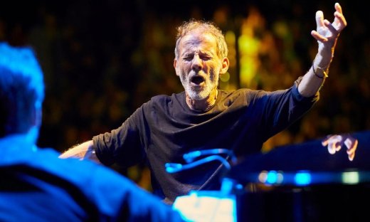 Γενέθλια για τον Σταύρο Ξαρχάκο: Από τα καμαρίνια ως το φως της σκηνής δημιουργεί και γράφει ιστορία