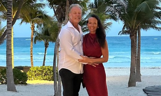 James Hetfield: Έκανε... υποβρύχια πρόταση γάμου στην κατά 15 χρόνια νεότερη σύντροφό του