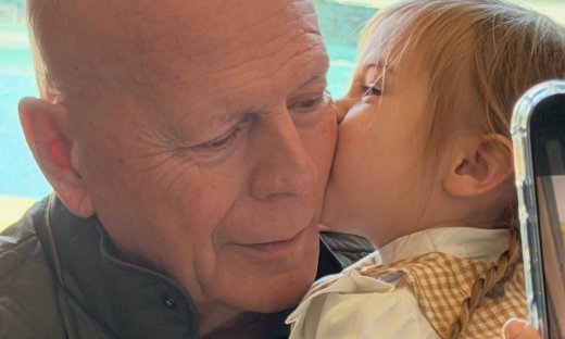 Μπρους Γουίλις: Γιόρτασε τα γενέθλιά του αγκαλιά με την εγγονή του – Οι τρυφερές φωτό
