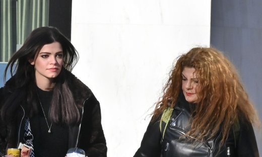 Τζένη Καζάκου – Τάνια Τρύπη: Βόλτα στο κέντρο για μαμά και κόρη με ίδιο look