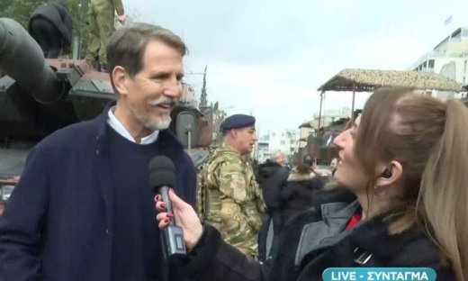 Ο Παύλος Ντε Γκρες για πρώτη φορά στην παρέλαση της 25ης Μαρτίου: «Χρόνια πολλά στην πατρίδα μας»