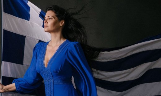 Μαρία Κορινθίου: Με μπλε φόρεμα και πόζες με τη γαλανόλευκη σημαία