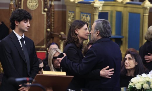 Κηδεία Μαρινέλλας: Ράκος οι συγγενείς της - Σπαραγμός στο τελευταίο αντίο