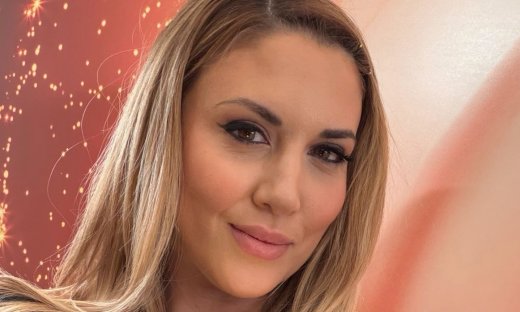 Φωτεινή Πετρογιάννη: Μπήκε στην κουζίνα και ετοίμασε τα πιο εύκολα και μοσχοβολιστά ρολάκια μήλου