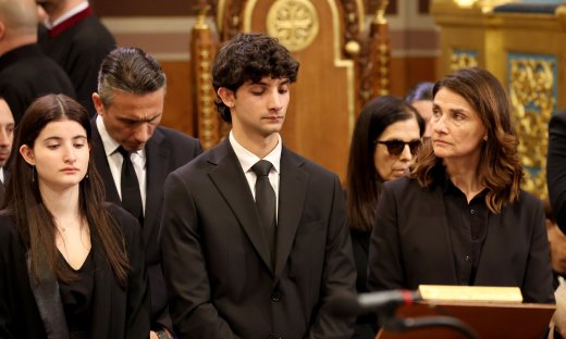 Τζωρτίνα Σερπιέρη: Η τραγική φιγούρα στην κηδεία της Μαρινέλλας - Τα παιδιά της και οι αγκαλιές