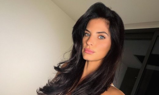 Μπόμπα: Όταν το τεράστιο σαλόνι της γίνεται... παιδότοπος! Ο huge καναπές & η high tech τραπεζαρία