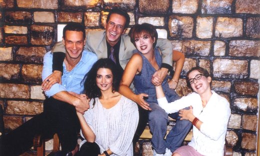 «Κωνσταντίνου και Ελένης»: Bλαχάκη & Κατακουζηνός ποζάρουν μαζί, 26 χρόνια μετά το τέλος της σειράς