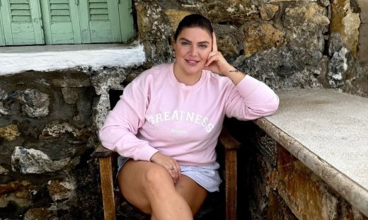 Δανάη Μπάρκα: Βόλτα με τον σύντροφό της – Η πόζα στη μηχανή και η ευτυχία ου δεν κρύβεται