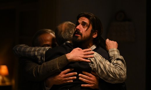 Άγιος έρωτας - Ο Νικόλαος στην αγκαλιά του πατέρα του!