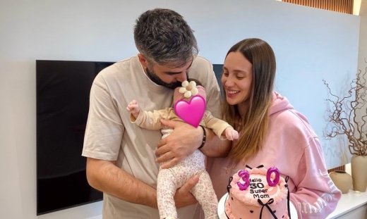 Άννα Κορακάκη: Έγινε 30 και ποζάρει με τον σύζυγο και το μωρό της: «Κανένα βάθρο δεν συγκρίνεται»