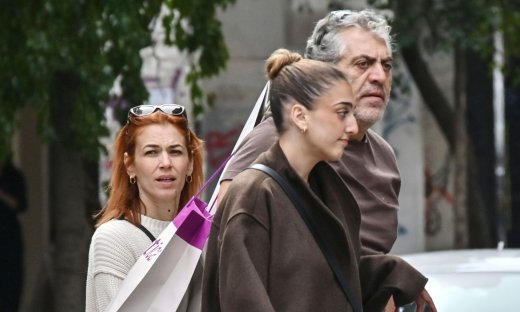 Κούλλης Νικολάου: Σπάνια εμφάνιση με τη γυναίκα και την κόρη του στο κέντρο της Αθήνας