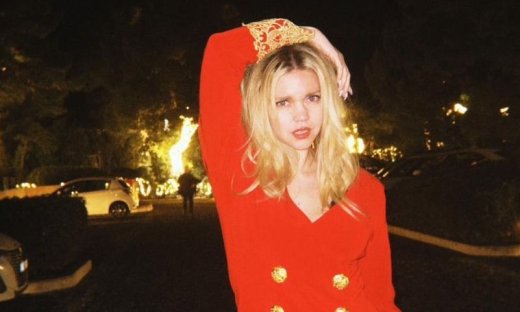 Λίλα Μπακλέση: Χαμογελαστή και στιλάτη στην πρώτη της εμφάνιση μετά την ανακοίνωση της εγκυμοσύνης