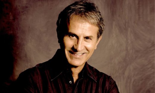 Γιώργος Νταλάρας: Γέμισε δυο φορές το ΟΑΚΑ – To ρεκόρ, οι 160.000 θεατές και η συγκίνηση