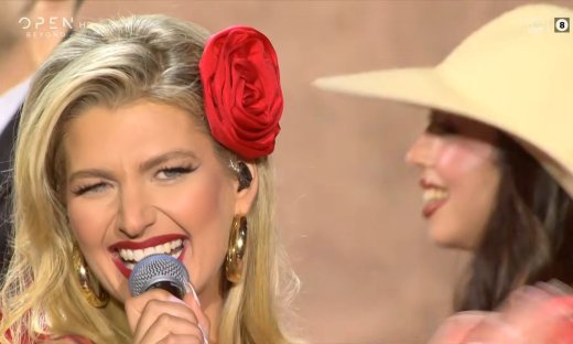 Μαίρη Βυτινάρος: Εμφανίστηκε στη σκηνή του J2US ως άλλη... Αλίκη Βουγιουκλάκη και εντυπωσίασε