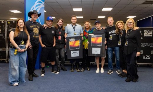 Η απονομή στους Metallica στην Αθήνα λίγο πριν ανέβουν στη σκηνή του ΟΑΚΑ
