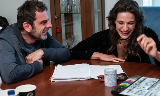 Mega - Σύγκρουση: Nέες backstage φωτογραφίες από τα γυρίσματα του νέου ερωτικού δικαστικού θρίλερ