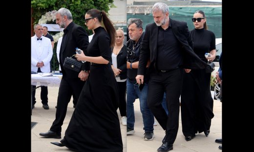 Κηδεία Γωγώς Μαστροκώστα: H άφιξη της κόρης της Βικτώριας Δέλλα