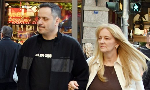Ευαγγελία Καρύδη: Η γυναίκα στο πλευρό του Αλέξανδρου Τσουβέλα-Το ζευγάρι σε χαλαρή βόλτα στην Αθήνα