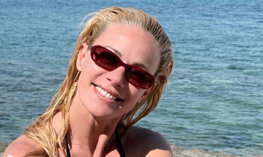 «Το καλοκαίρι μου φέρνει πάντα χαρά»: Η Ζέτα Μακρυπούλια ποζάρει στην παραλία