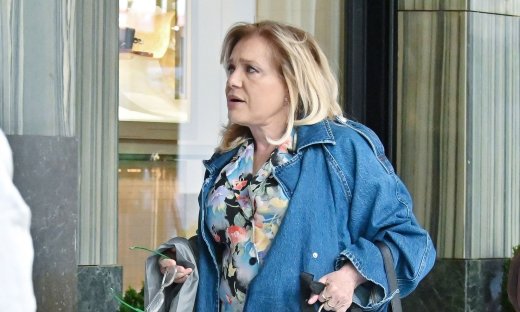Βόλτα στο κέντρο της πόλης για τη Μαρία Καβογιάννη - Το casual look με το τζιν τζάκετ που ξεχώρισε
