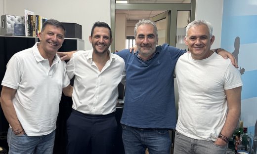 «Ο Τελευταίος Κύκνος» του Στέφανου Δάνδολου σε μία μεγαλειώδη θεατρική υπερπαραγωγή – μιούζικαλ!