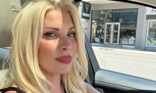Ελένη Μενεγάκη: Η βόλτα στην πόλη, η selfie στο αυτοκίνητο και το τραγούδι που δεν σταματά να ακούει