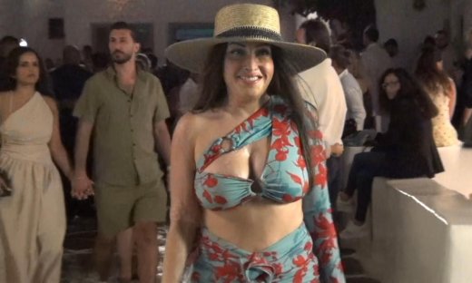 Στη Μύκονο η Ιωάννα Παλιοσπύρου: Βραδινή βόλτα στα γραφικά σοκάκια με φίλες και διάθεση στα ύψη