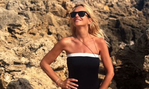 Η Μαρία Μπεκατώρου ποζάρει με σικ ολόσωμο μαγιό και αποθεώνει την... κομψότητα