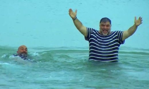 Η πρόταση του Αρναούτογλου για το τέλειο beach wear... που θα σας κάνει να λυθείτε από τα γέλια!