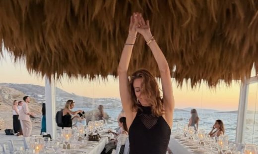 Η Βίκυ Καγιά στη Μύκονο: Το απόλυτο ελληνικό καλοκαίρι σε μερικά κλικ κι ένα τσιφτετέλι στο τραπέζι