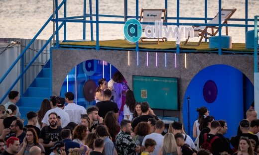 Οι fans των Pet Shop Boys αποκαλύπτονται στην Allwyn (vid.)