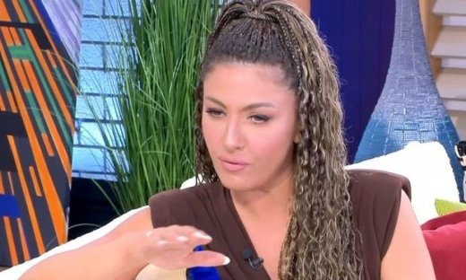 H Παπαρίζου αποκαλύπτει για 1η φορά: «Έχει χάρη που κρατούσα τον πατέρα μου, ήθελε να τον δείρει»
