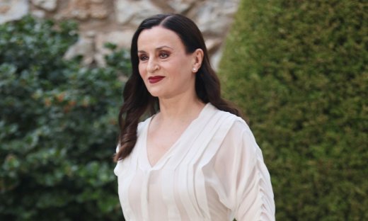 Καρυοφυλλιά Καραμπέτη: Το προνόμιο του να μεγαλώνεις όμορφα και η τέχνη του να ζεις με ελευθερία